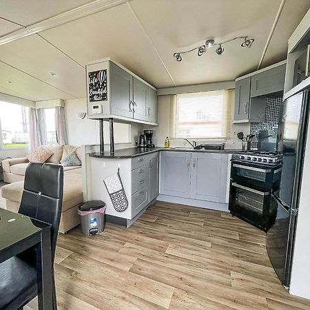 Modern 6 Berth Caravan For Hire At Fantasy Island In Skegness Ref 58009D Exterior foto
